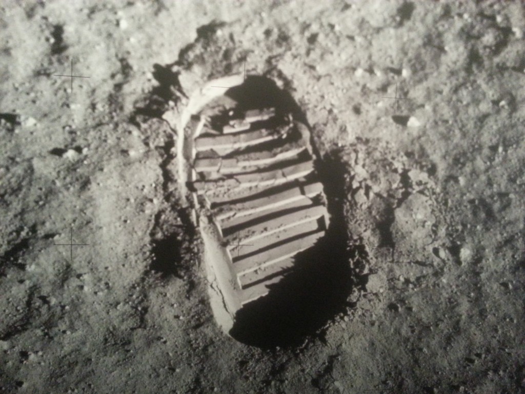 http://upload.wikimedia.org/wikipedia/commons/8/89/Apollo_11_bootprint.jpg